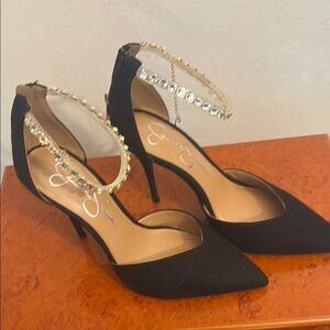 Jessica Simpson Black and Gold Heels with Elegant Design